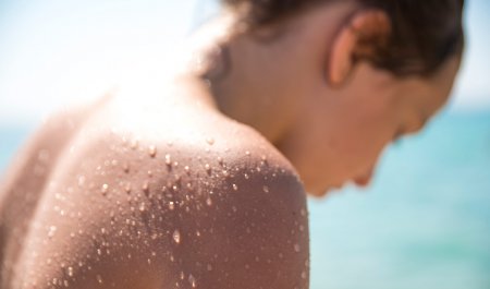 women-with-waterproof-sunscreen