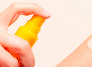 applying-sunscreen applying-sunscreen