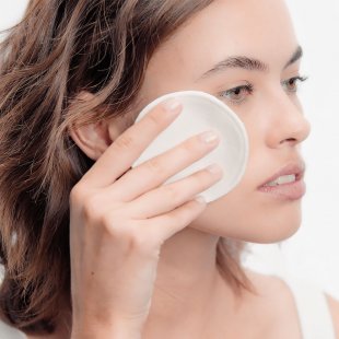 Oryginalna woda micelarna oczyszczająca skórę, koi i utrzymuje jej naturalną równowagę - Sensibio H2O