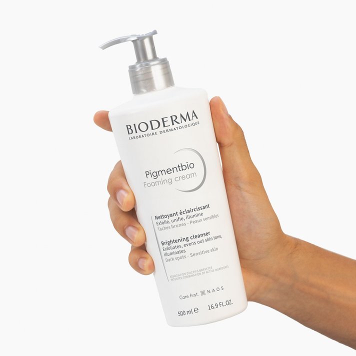 Rozjaśniający żel oczyszczający z peelingującymi drobinkami dla skóry z przebarwieniami - Pigmentbio Foaming cream